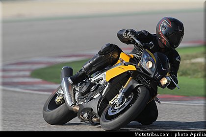 aprilia_v4_tuono_2011_0047.jpg
