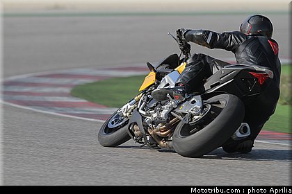 aprilia_v4_tuono_2011_0048.jpg