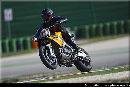 aprilia_v4_tuono_2011_0049.jpg