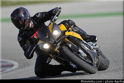 aprilia_v4_tuono_2011_0052.jpg