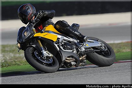 aprilia_v4_tuono_2011_0053.jpg