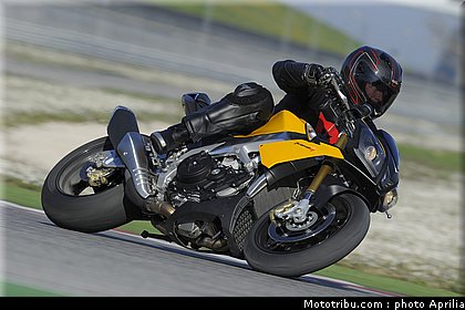 aprilia_v4_tuono_2011_0054.jpg
