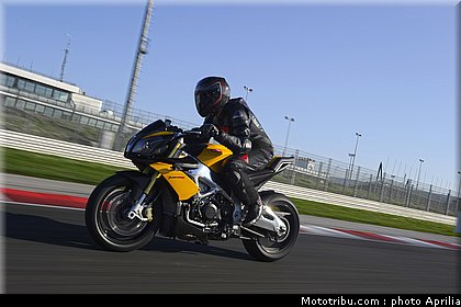aprilia_v4_tuono_2011_0056.jpg