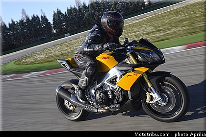 aprilia_v4_tuono_2011_0057.jpg