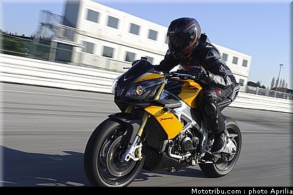 aprilia_v4_tuono_2011_0058.jpg