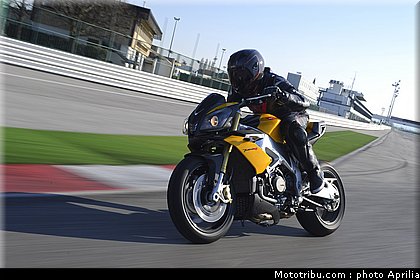 aprilia_v4_tuono_2011_0059.jpg