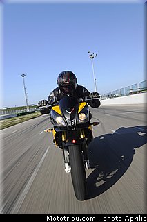 aprilia_v4_tuono_2011_0061.jpg