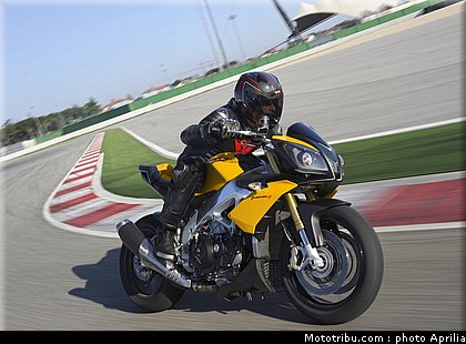 aprilia_v4_tuono_2011_0062.jpg