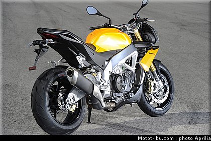 aprilia_v4_tuono_2011_0067.jpg