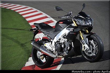 aprilia_v4_tuono_2011_0069.jpg
