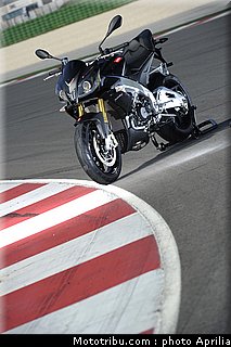 aprilia_v4_tuono_2011_0071.jpg