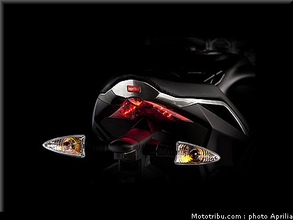 aprilia_v4_tuono_2011_0076.jpg