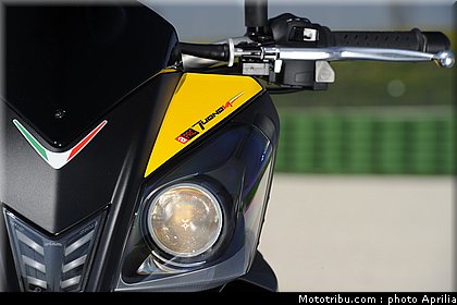 aprilia_v4_tuono_2011_0077.jpg