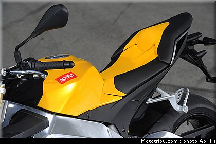 aprilia_v4_tuono_2011_0083.jpg