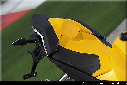 aprilia_v4_tuono_2011_0084.jpg