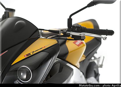 aprilia_v4_tuono_2011_0097.jpg