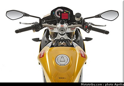 aprilia_v4_tuono_2011_0098.jpg