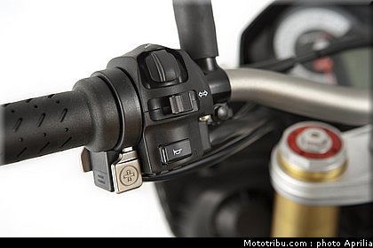 aprilia_v4_tuono_2011_0099.jpg