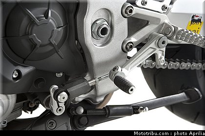 aprilia_v4_tuono_2011_0100.jpg