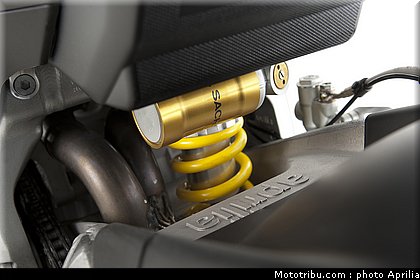 aprilia_v4_tuono_2011_0101.jpg