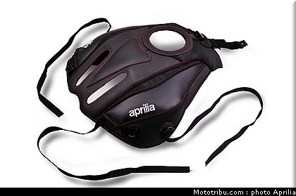 aprilia_v4_tuono_2011_0114.jpg