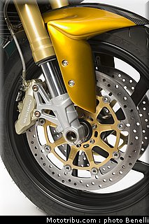 benelli_cafe_racer_899_1_2011.jpg