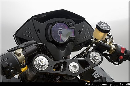 benelli_cafe_racer_899_2_2011.jpg