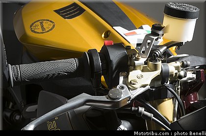 benelli_cafe_racer_899_3_2011.jpg