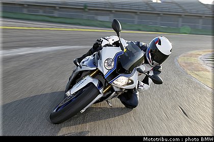 bmw_2013_hp4_003.jpg