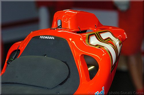 ducati_gp4_2004_007.jpg