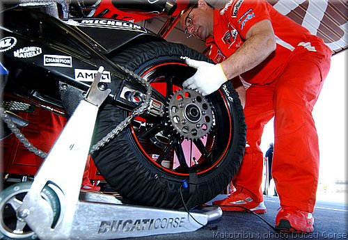 ducati_gp4_2004_008.jpg