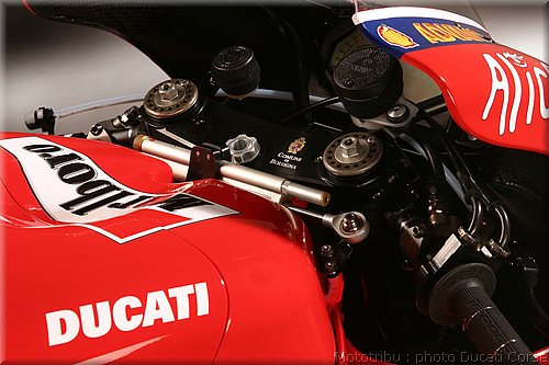 ducati_gp4_2004_009.jpg
