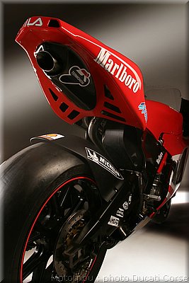 ducati_gp4_2004_015.jpg