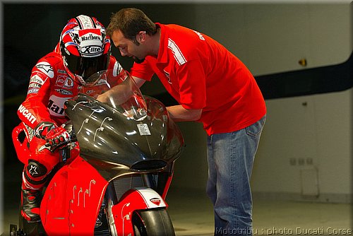 ducati_gp5_2005_014.jpg