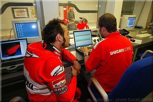 ducati_gp5_2005_016.jpg