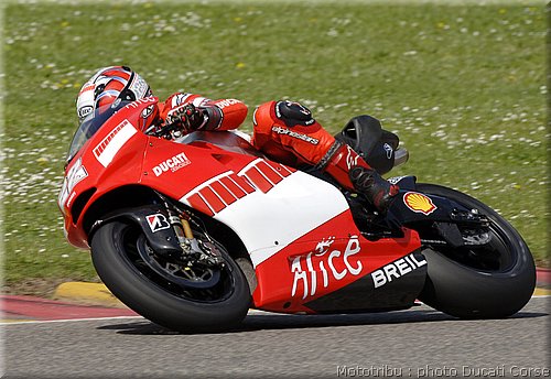 004_ducati_gp7_test2006_1.jpg