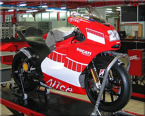 005_ducati_gp7_test2006_2.jpg