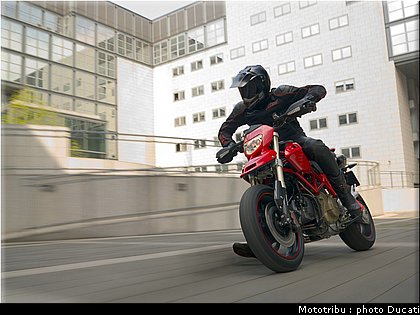 ducati_hypermotard_2007_011.jpg