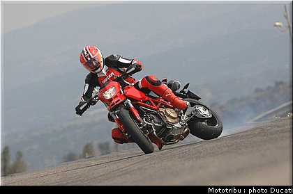 ducati_hypermotard_2007_017.jpg