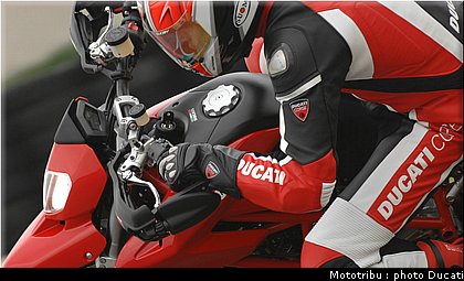 ducati_hypermotard_2007_020.jpg