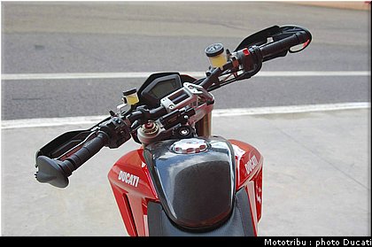 ducati_hypermotard_2007_028.jpg