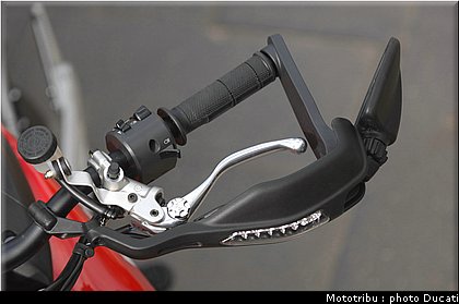 ducati_hypermotard_2007_046.jpg
