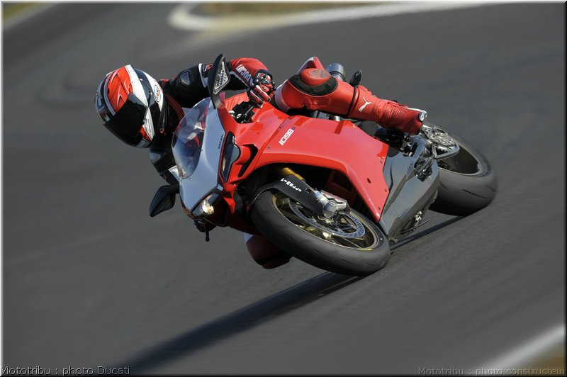 0003_ducati_1098_2008_action_002