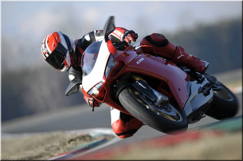 0007_ducati_1098_2008_action_006