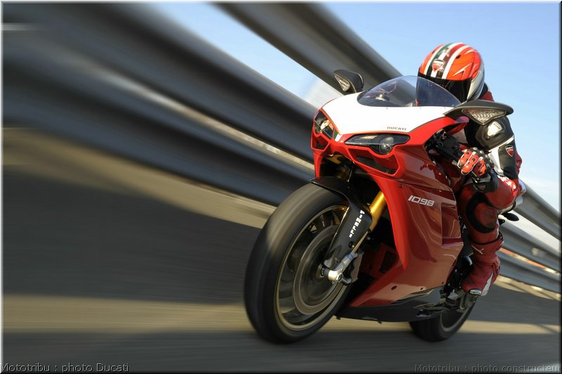 0008_ducati_1098_2008_action_007