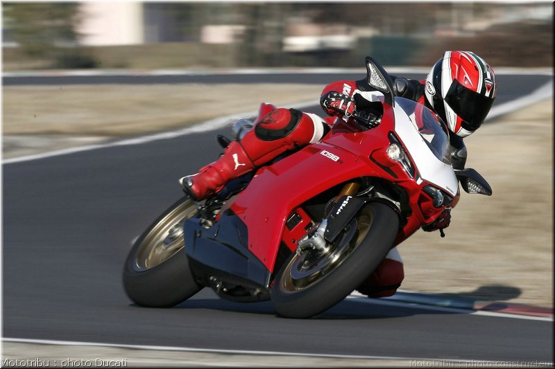 0009_ducati_1098_2008_action_008