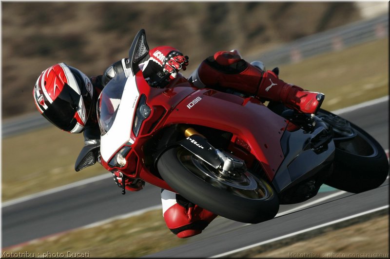 0011_ducati_1098_2008_action_009