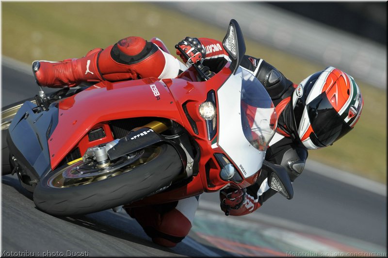 0012_ducati_1098_2008_action_010