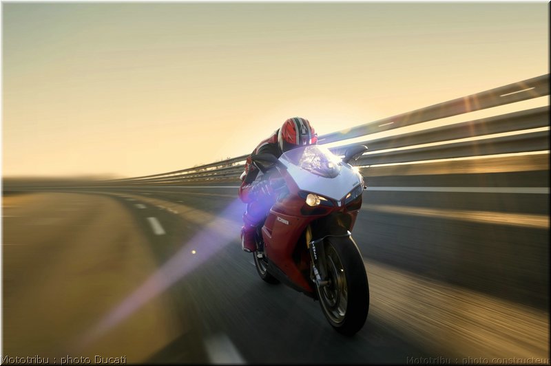 0014_ducati_1098_2008_action_012