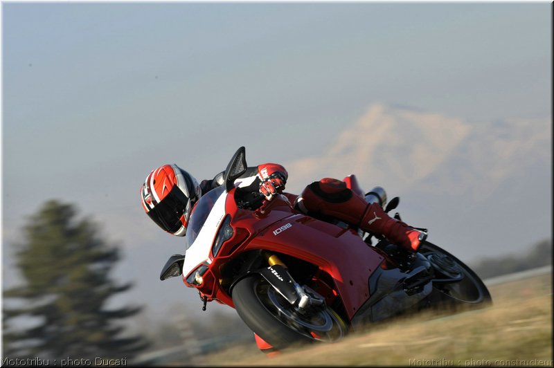 0015_ducati_1098_2008_action_013